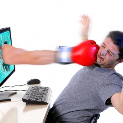 Facebook, mai rau decat tigarile si alcoolul?