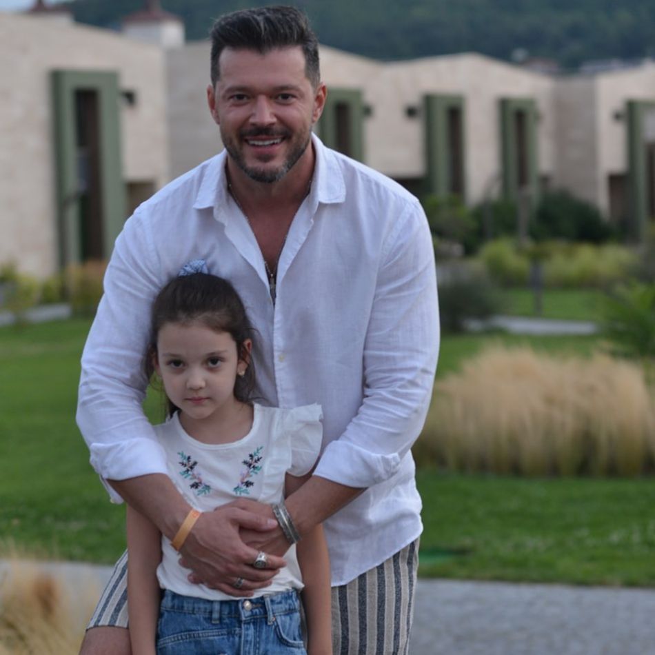 Victor Slav și-a luat fiica și au plecat în Bulgaria.Fostul prezentator tv s-a împăcat cu fosta iubită, Selina, care l-a înșelat