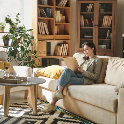 Ce obiecte folosești când îți amenajezi camera de zi?