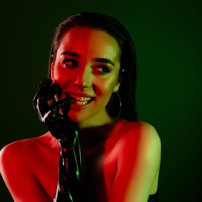 Fetișul pentru latex: de ce unele persoane îl găsesc atât de atrăgător și când face parte dintr-o sexualitate sănătoasă