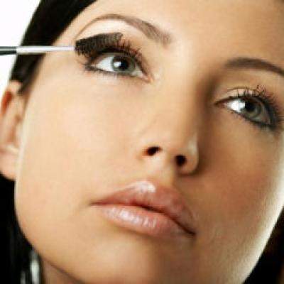 Practic: Machiaj inspirat de Angelina Jolie