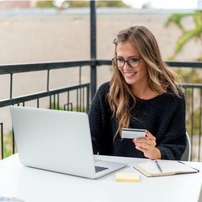 Ia-ti cel mai tare card de cumparaturi si asteapta pregatit(a) reducerile anului!