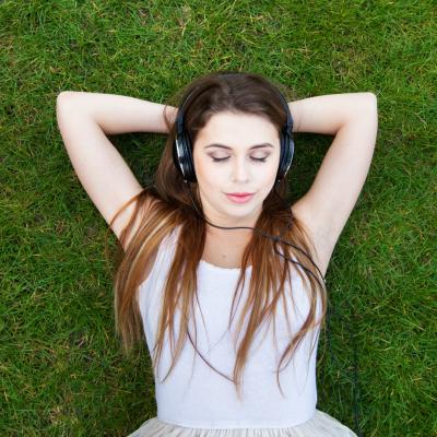 Terapie prin muzica: 8 piese romanesti cu versuri incurajatoare