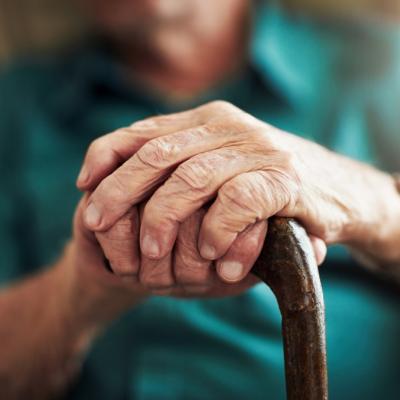 Seniorii din Sectorul 2 primesc o nouă șansă pentru siguranță. Ce este și cui i se adresează Butonul Roșu