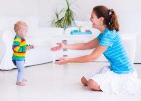 Mersul la bebeluși: ce este și ce nu este normal