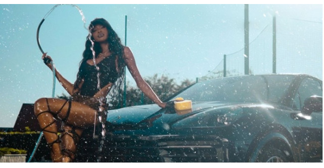 Fără întrebări, doar dansează Like That cu NAOMI