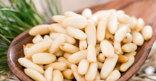 SEMINTELE DE PIN: 16 motive puternice ca sa te indragostesti lulea de ele