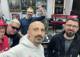 Trupa VOLTAJ a lansat o piesă manifest: Te minte că-i Mesia și apare din senin/ Îngroapă România cu un pretext divin.