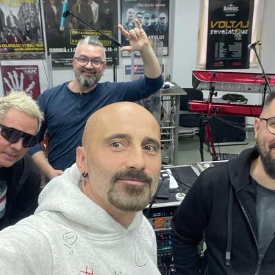 Trupa VOLTAJ a lansat o piesă manifest: Te minte că-i Mesia și apare din senin/ Îngroapă România cu un pretext divin.