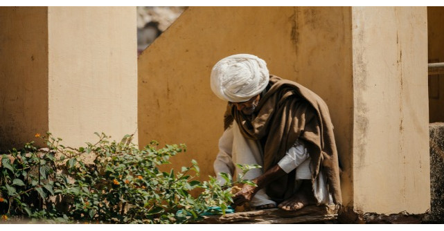 Acest preot sarac avea o singura dorinta: Sa se imbogateasca
