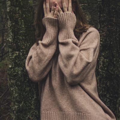 Pulovere lungi și largi purtate cu fuste și pantaloni din piele: super look!