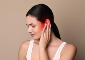 Ce înseamnă când îți tiuie urechea stângă: avertismente ascunse din lumea nevăzută