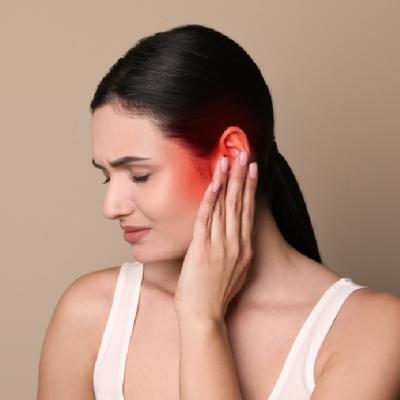 Ce înseamnă când îți tiuie urechea stângă: avertismente ascunse din lumea nevăzută