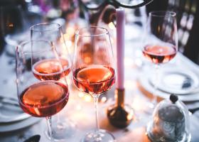 Cum se face vinul de casă – Rețetă tradițională, calorii și beneficii