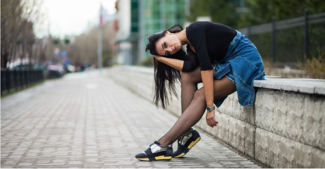 5 moduri de a purta fusta din denim iarna asta