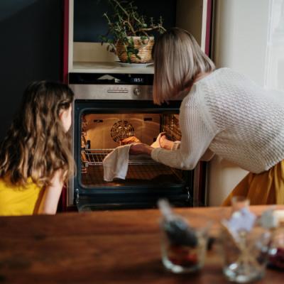 Învață să gătești mai ușor și mai repede. Trucuri de care să ții seama pentru a nu sta mult timp în bucătărie