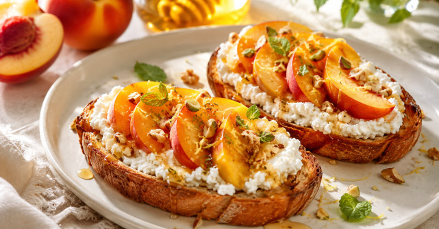 Tosturi crocante cu ricotta, piersici și miere: micul dejun elegant care se face în mai puțin de 10 minute