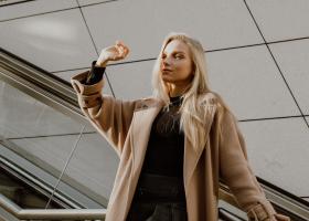 Garderoba capsulă de toamnă: 5 piese-cheie în care merită să investești acum