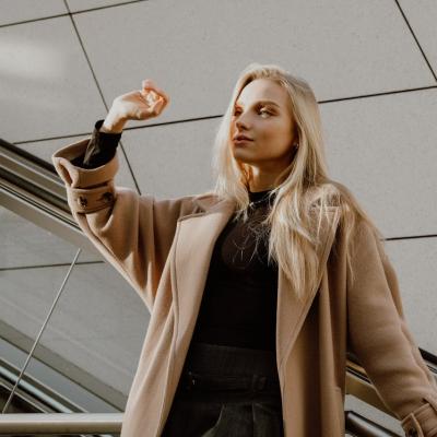 Garderoba capsulă de toamnă: 5 piese-cheie în care merită să investești acum