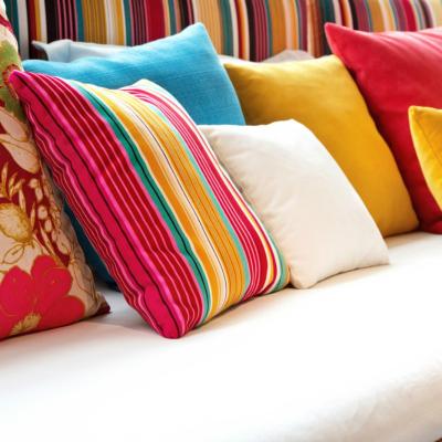 Perne decorative cu imprimeuri florale și look de prospețime