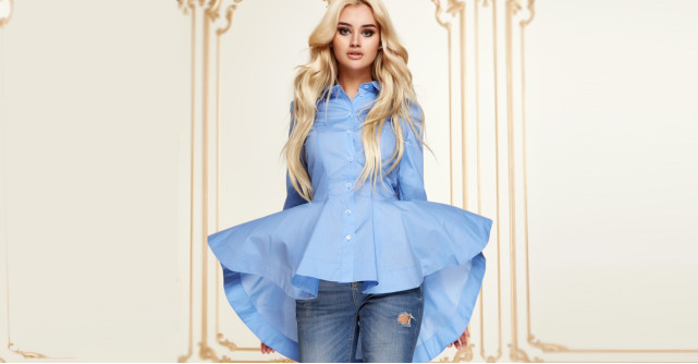 Cum se poarta volanele: de la bluze cu umerii goi la sandale