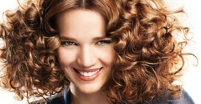 Bosch face valuri cu noul aparat de coafat S-Waver