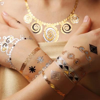 Creează un look incredibil cu ajutorul acestor tatuaje temporare