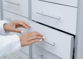 Fișet metalic: piesa de mobilier ideală pentru depozitarea soluțiilor de curățenie