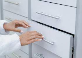 Fișet metalic: piesa de mobilier ideală pentru depozitarea soluțiilor de curățenie