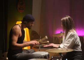 Experiența care i-a schimbat lumea lui Mihail: povestea de dragoste dintre un muzician și o fată surdă