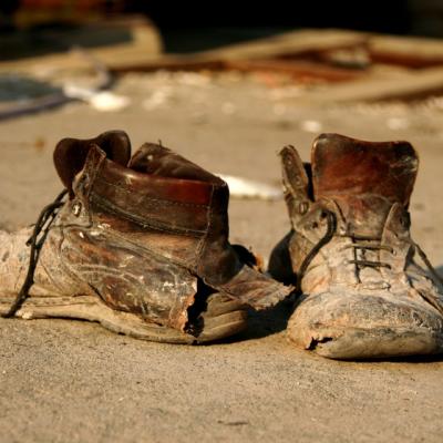 De la om la om: Sa nu plangi, sa nu razi, sa nu urasti!