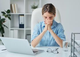 Anxietatea la locul de muncă: ce faci când devine prea mult? 5 soluții care te pot ajuta