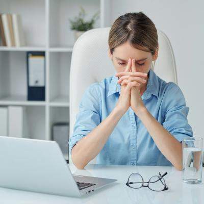 Anxietatea la locul de muncă: ce faci când devine prea mult? 5 soluții care te pot ajuta