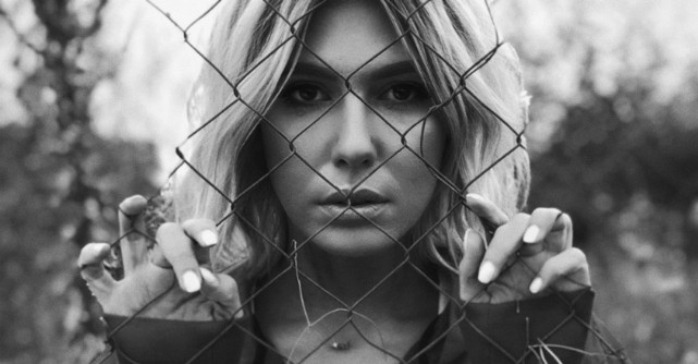 Sore, la inchisoare, in noul videoclip regizat de ea, Langa tine