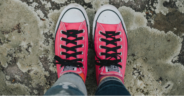 De ce să porți tenișii colorați în locul celor clasici?
