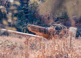 TRAGEDIE AVIATICĂ ÎN VASLUI | Un avion de mici dimensiuni s-a prăbușit într-o zonă împădurită. Pilotul a murit pe loc