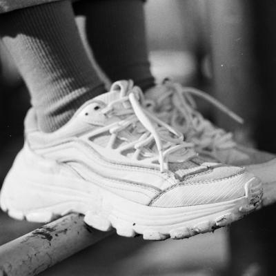 Top 5 ținute moderne, la care să porți adidași albi