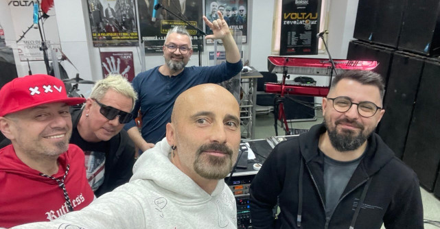 Trupa VOLTAJ a lansat o piesă manifest: Te minte că-i Mesia și apare din senin/ Îngroapă România cu un pretext divin.