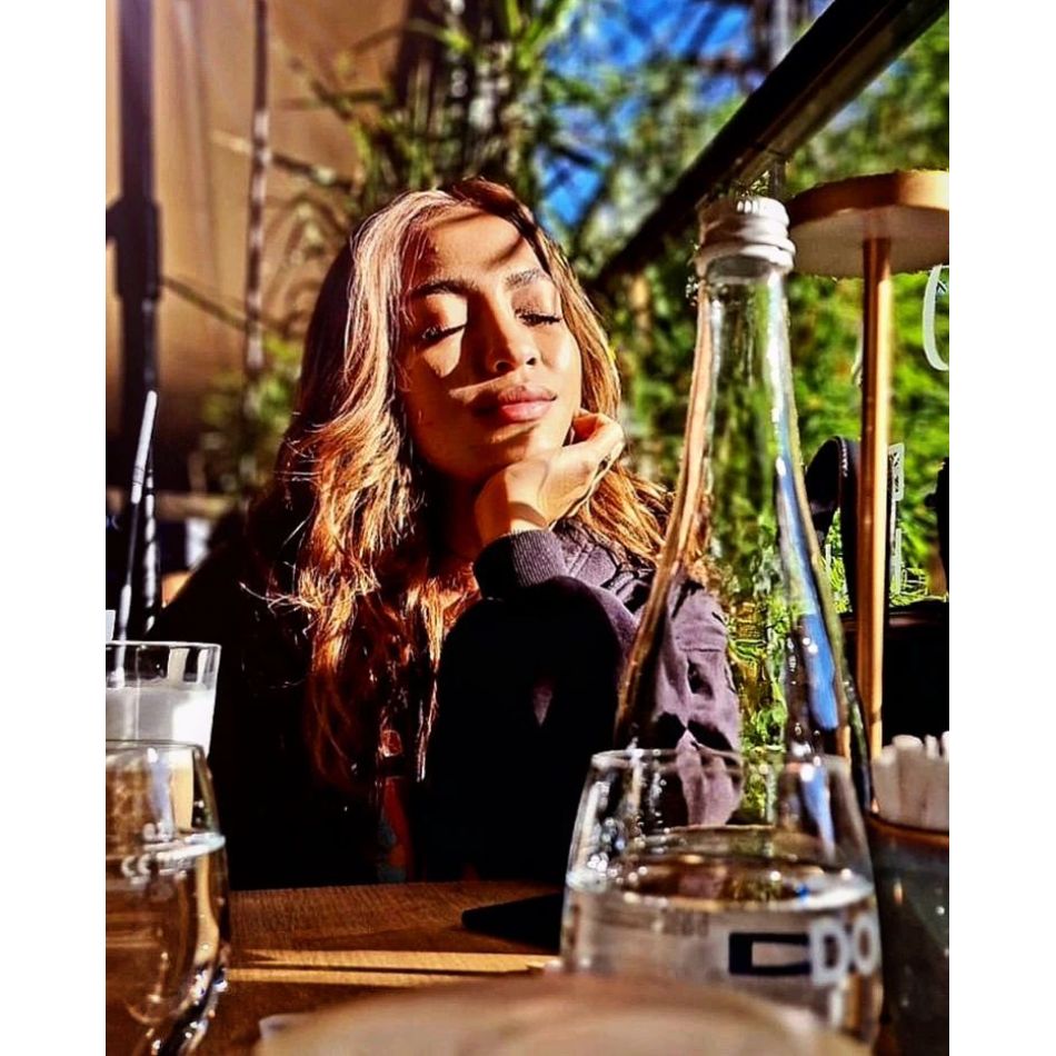 Cât de frumoasă este relația Bellei Santiago cu socrii ei! Părinții soțului artistei au învățat-o pe fiica sa limba română