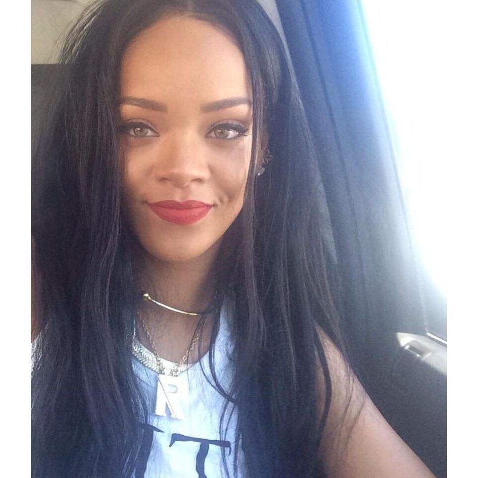 Rihanna, îmbrățișând maternitatea printr-o serie de fotografii incendiare. Imaginile au făcut furori!