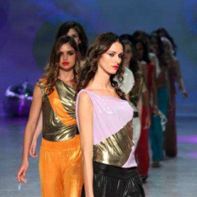 Mirela Stelea isi prezinta colectia de salopete in clubul lui Roberto Cavalli