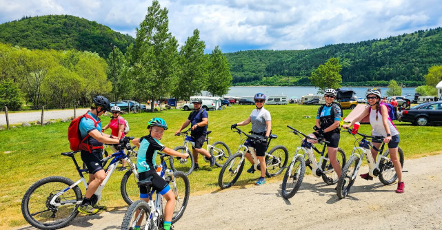 Românii caută vacanțe interne mai complexe: cicloturism, natură și wellness, noul trend al verii 2026