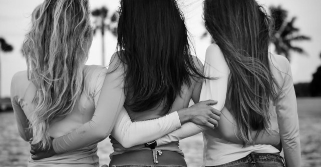 Cum recunoști prietenele care îți „jinx-uiesc” planurile: semne subtile ale invidiei ascunse