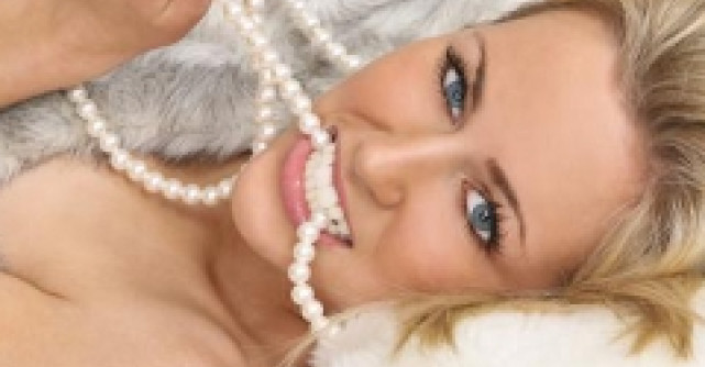 Pamela Anderson va fi noua Fecioara Maria