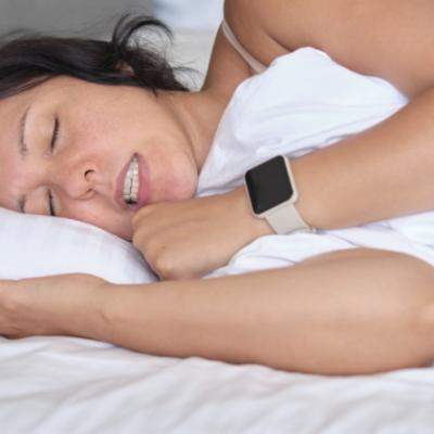 Scrâșnești din dinți sau te trezești cu maxilarul încleștat? Remedii naturale care pot domoli tensiunea din timpul nopții