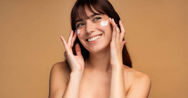Ureea în cremele dermato-cosmetice: ingredient banal sau unul dintre cele mai eficiente pentru pielea foarte uscată?