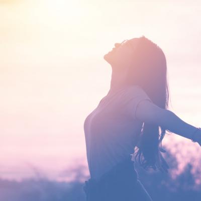 Cele două mentalități de care trebuie să scapi pentru a găsi fericirea