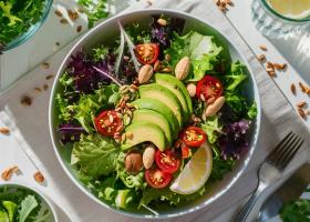3 salate sățioase pentru slăbire: rețete delicioase care pot înlocui prânzul, fără să îți fie foame după o oră