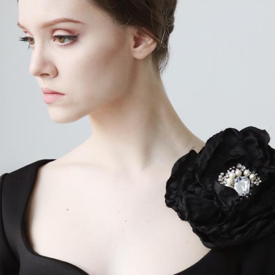 Accesorii florale mari: broșele purtate de Carrie Bradshaw s-au întors