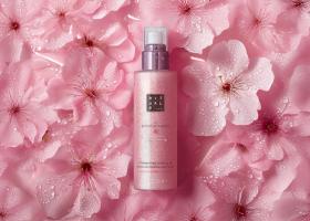 SĂRBĂTOREȘTE FIECARE ZI CU THE RITUAL OF SAKURA – NOUL SPRAY ILUMINATOR PENTRU CORP SE ALĂTURĂ COLECȚIEI EMBLEMATICE